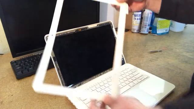 Bezel and Webcam Removal for Apple A1342 13" White Unibody MacBook смотреть онлайн