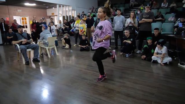 bboy Vlados г.Псков vs bgirl Kira - "ALL OPTION" break dance battle смотреть онлайн