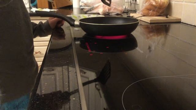 Как готовить яичницу ( для тех кто не умеет ) :) смотреть онлайн