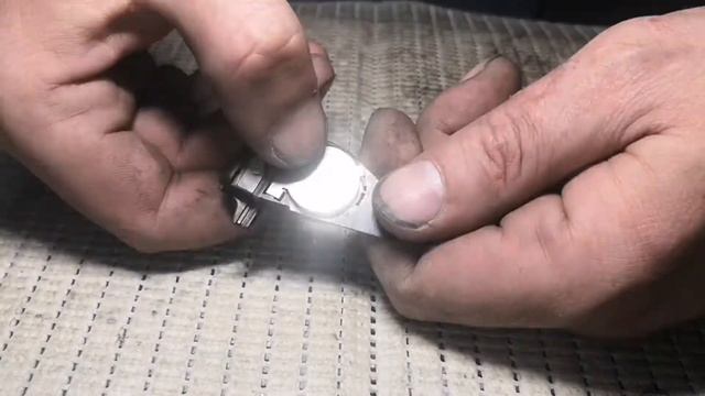 Как поменять батарейки в ключе mercedes , на примере Мерседес C230. элементы питания CR2025 смотреть онлайн