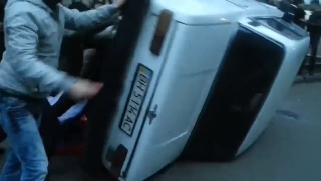 Одесса. Пророссийские перевернули машину с флажком украины. смотреть онлайн