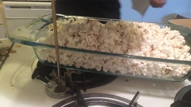 Making Garrett's Popcorn with the Little Bambino Popcorn Machine смотреть онлайн
