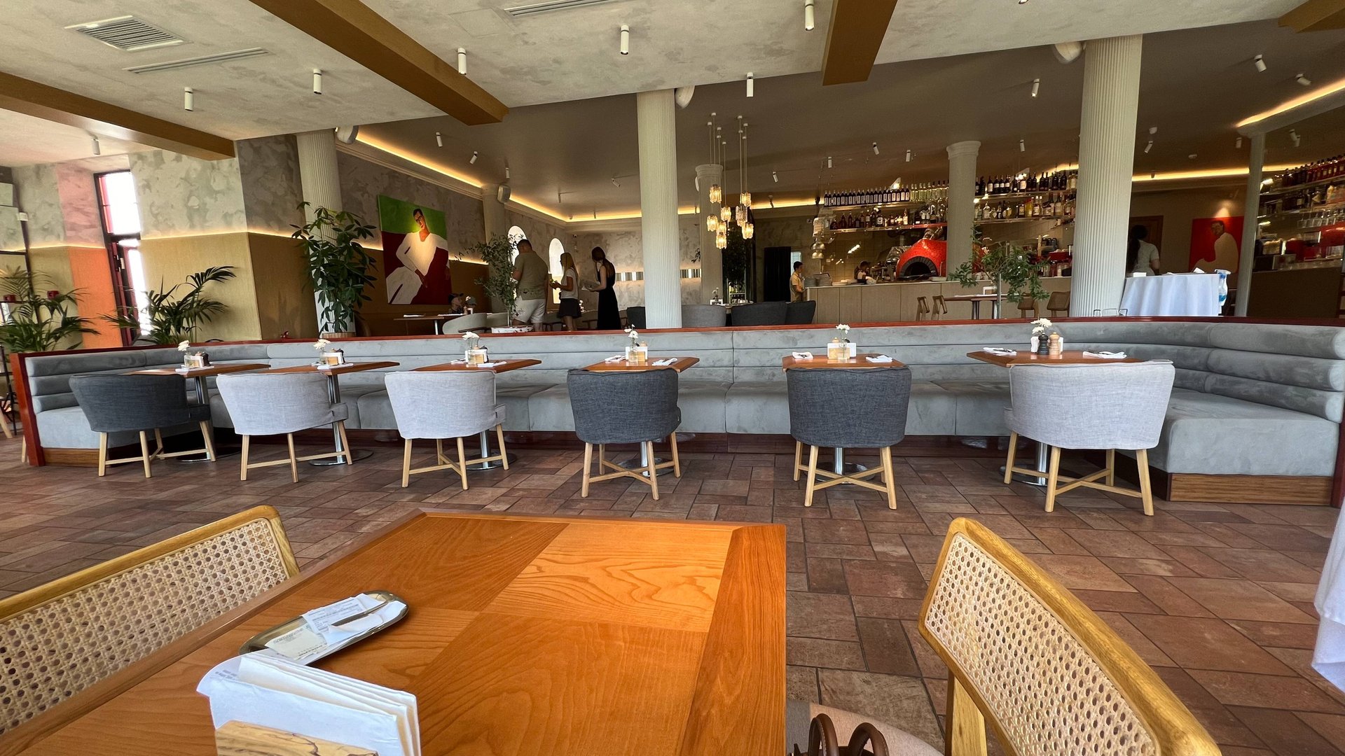 Обзор дивана в ресторане Apolo в Севастополе смотреть онлайн