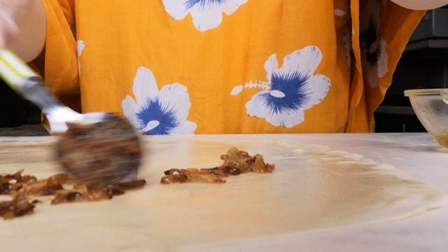 Слоеная лепешка с луком смотреть онлайн