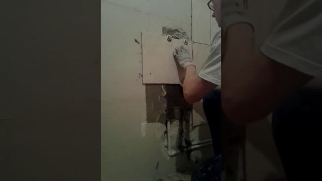 Как спрятать трубы под плитку в ванной? смотреть онлайн