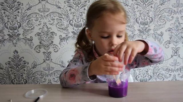 Как Вика делает сама слайм и надувает пузыри из слайма Видео слаймы смотреть онлайн