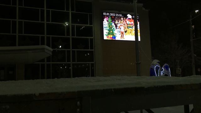 Антропоморфный 3D тигр танцует танец на экране телевизора на улице зимой смотреть онлайн