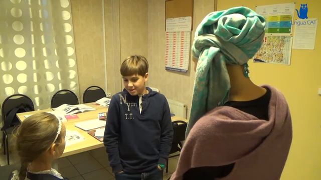 Дети 8 - 10 лет, на английском играют в американскую игру "Wanna Buy a Duck?" смотреть онлайн
