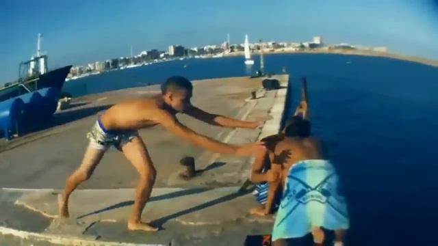 Типичный трейсер - прыжки в воду смотреть онлайн