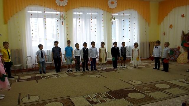 Песня "Осень пришла" (сл. и муз. С. Юдиной) в подготовительной группе. Осенний утренник. смотреть онлайн