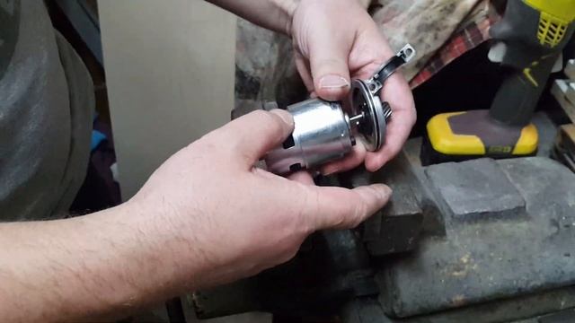 RYOBI R18SDS/P222 Wymiana silnika/Motor replacement смотреть онлайн