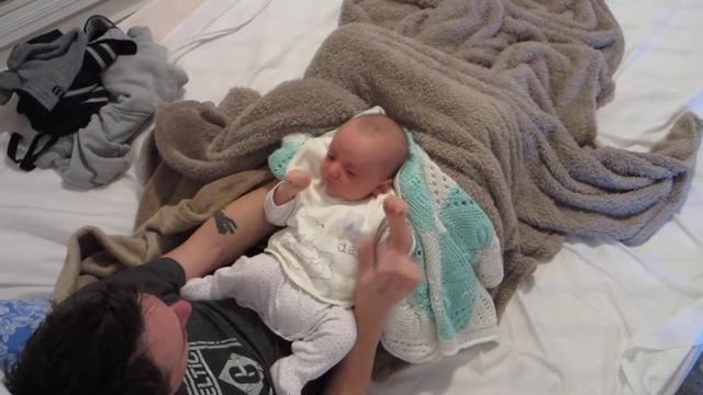 малышу 2 месяца - утро начинается с Джеймса =) смотреть онлайн