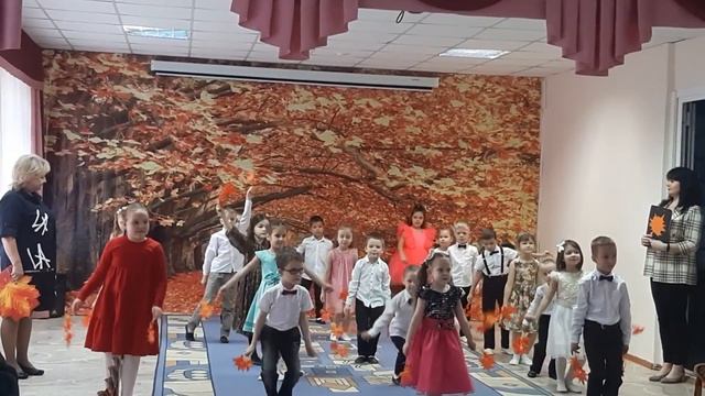 Танец осенних листьев на празднике Осени. Подготовительная логопедическая группа. смотреть онлайн