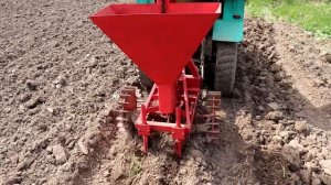 Минитрактор с самодельной картофелесажалкой.  Посадка картошки.