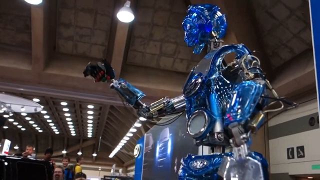 Ford's Interactive Robot Hank смотреть онлайн