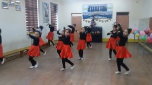 Istiqlol ģunchalari jamoasi tomonidan yangi yil raqsi.11-son BMSM raqs SINFI ÕQUVCHILARI