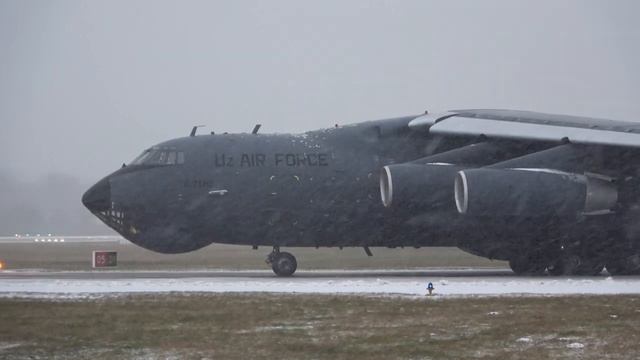 Ilyushin Il-76MD / Uzbekistan Air Force / screaming takeoff / Hamburg Airport / snow смотреть онлайн