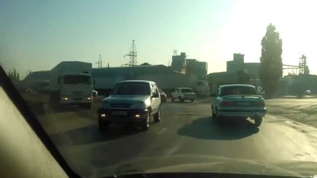 Третий конвой. сегодня утром в г. Азове, на повороте к складам госрезерва. смотреть онлайн