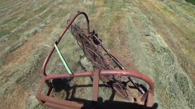 Сгребаем сено НАВЕСНЫМИ граблями ГВК-6. Сенокос 2018 смотреть онлайн
