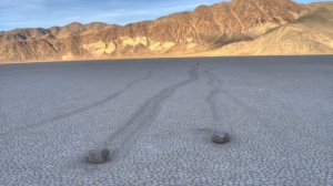 Таинственные движущиеся камни в пустыне поставили учёных в тупик на 70 лет