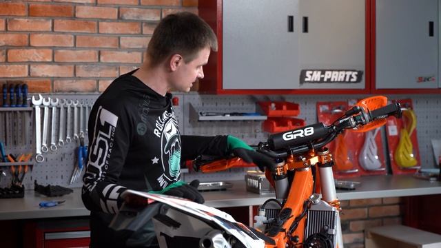 Установка защиты радиатора на мотоцикл GR8 смотреть онлайн