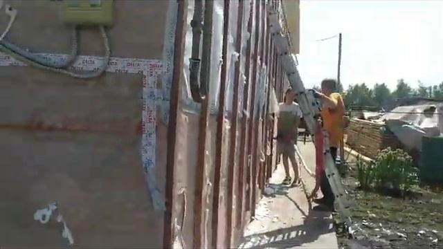 Минвата не помогает, поэтому закачиваем пеноизол в полости смотреть онлайн