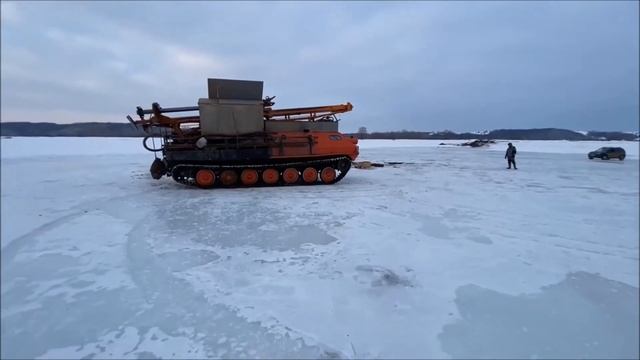 Буровая установка на базе МТЛБ. Третью скважину закончили, переезжаем на соседнюю. смотреть онлайн