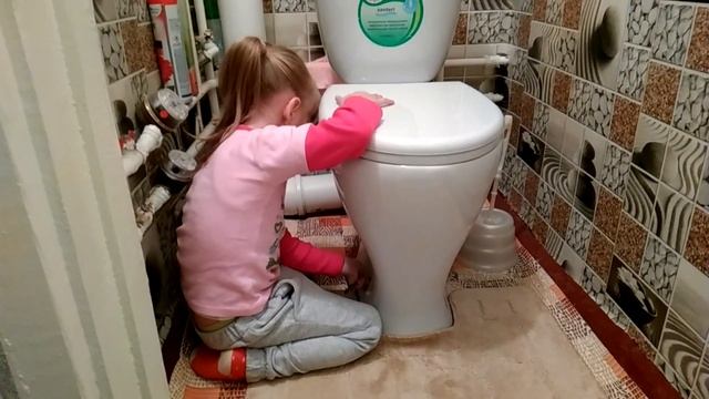 Ульяна ремонтирует унитаз (4 года) смотреть онлайн