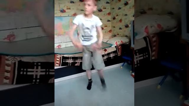 8-ий пацан зачётно танцует брейк данс! смотреть онлайн