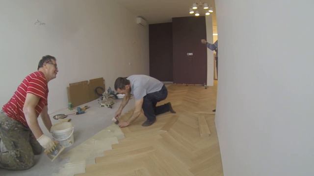 Укладка паркета на бетонную стяжку. Как оформить стык плитки и паркета | Ремонт в квартире смотреть онлайн