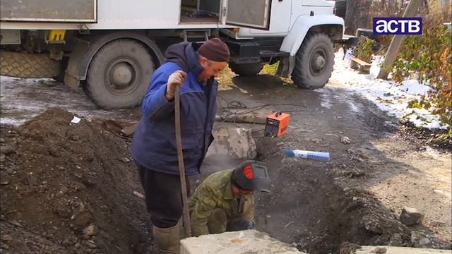 «Наш день»: Без тепла в батареях пытаются выживать владельцы квартир в военном городке "Спутник-2" смотреть онлайн