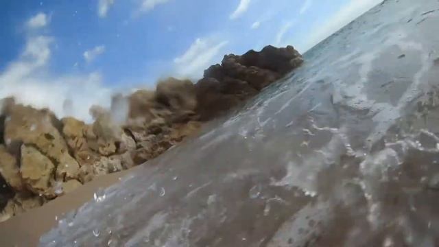 Шум моря. Заслушаешься!!! Игривая ласковая волна. Заманивает искупаться! смотреть онлайн