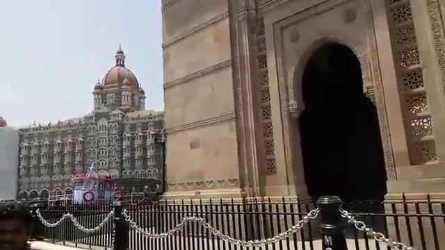 ЖЕНЩИНА выдерживает УДАР.  Локтем в ГОЛОВУ от большой ЛЮБВИ