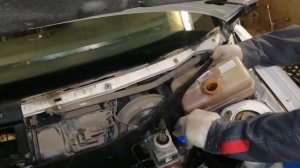 Заменить расширительный бачок Лада Приора 16 клапанная с кондиционером.