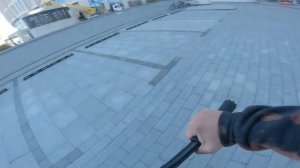 Атмосферный осенний стрит на самокате от первого лица