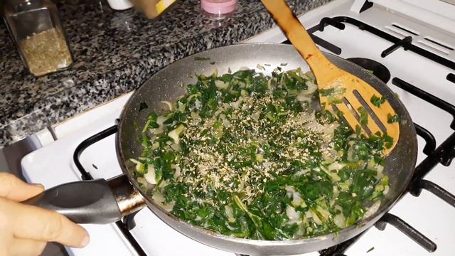 Чебурек или Лепёшка Со шпинатом и луком │Ispanaklı Soğanlı Çiğbörek :) смотреть онлайн