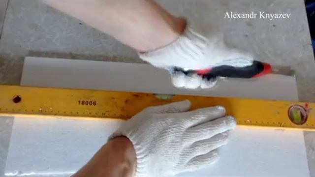 Как резать потолочную плитку из пенопласта канцелярским ножом? смотреть онлайн