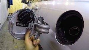 Снимаем крышку лючка бензобака Kia Sportage 2004-2008год