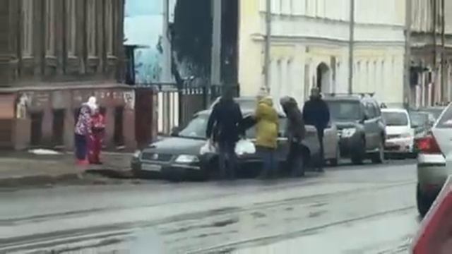 Провал на улице Ильинской в Нижнем Новгороде смотреть онлайн