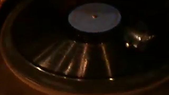 играет одиозный Telefunken: 166WK и самодельный проигрыватель для ретро-пластинок смотреть онлайн