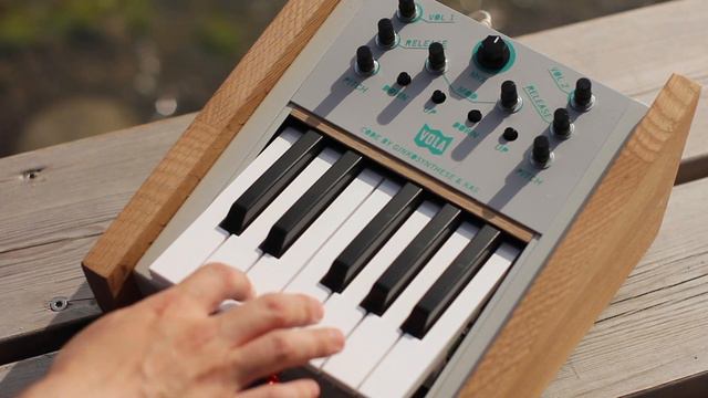 STUFF – One Octave Mini Synth смотреть онлайн