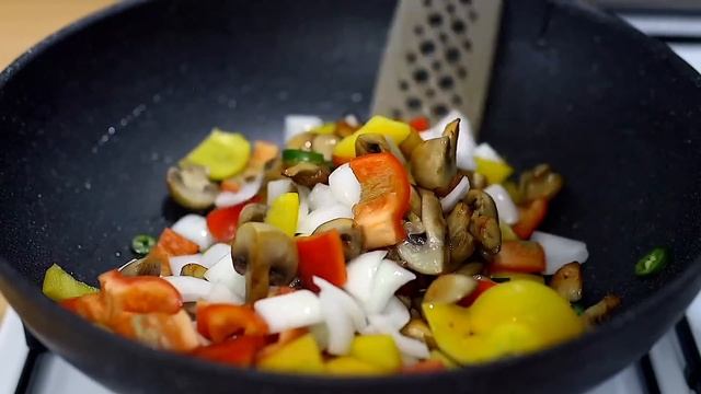 Leckeres und schnelles Abendessen. Gemüse mit Pilzen in süß-saurer Sauce. смотреть онлайн