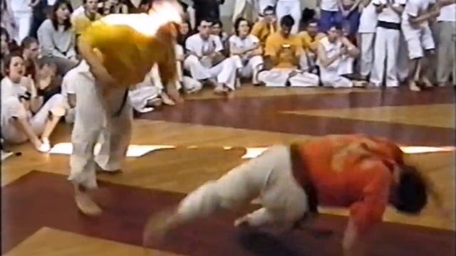 Вручение зелено-желтого пояса. Capoeira 2004. Russia. Moscow смотреть онлайн