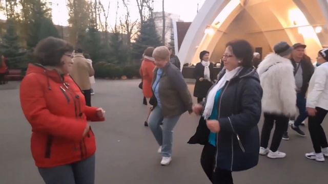 РАСТЁТ РАСТЁТ ВОЗЛЕ ДОМА КАЛИНА! ТАНЦЫ ХАРЬКОВ УКРАИНА ОКТЯБРЬ 2021