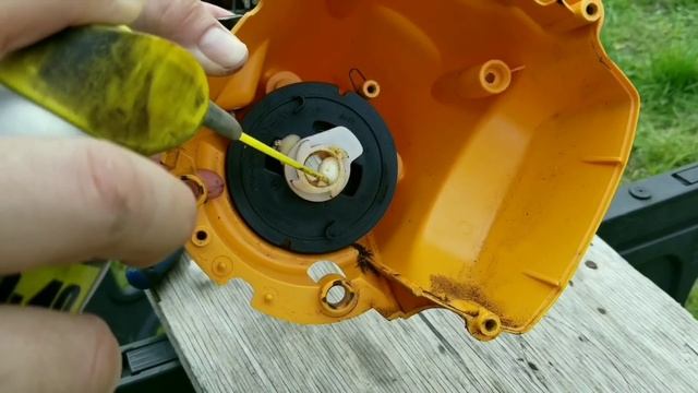 Fixing A Pull Rope That Won't Retract On A Poulan Trimmer. смотреть онлайн