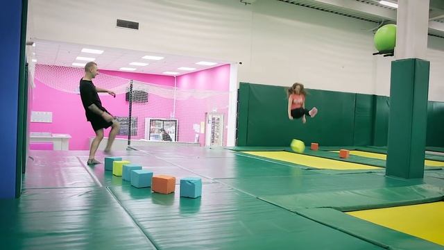 ПОТЕРЯЛИ ОДЕЖДУ!? / БАТУТ CHALLENGE смотреть онлайн