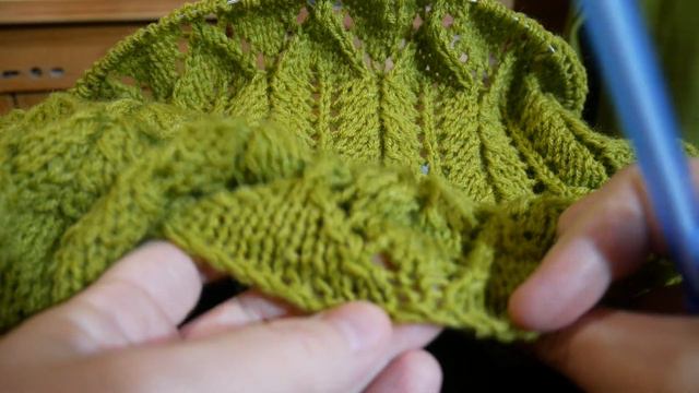 Ажурная кофточка по вертикали Часть 2 От рукава до горловины, Передняя часть до планки. смотреть онлайн