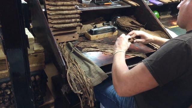 Как делают Кубинские сигары серия №2. Сигары Maduro 6(1/2)*54 Torpedo (№002)