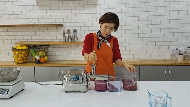 Juice pomegranate with Angel juicer смотреть онлайн