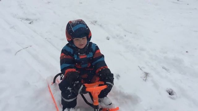 Стёпа в Lassie By Reima на снегокате. Первые сугробы ноября.